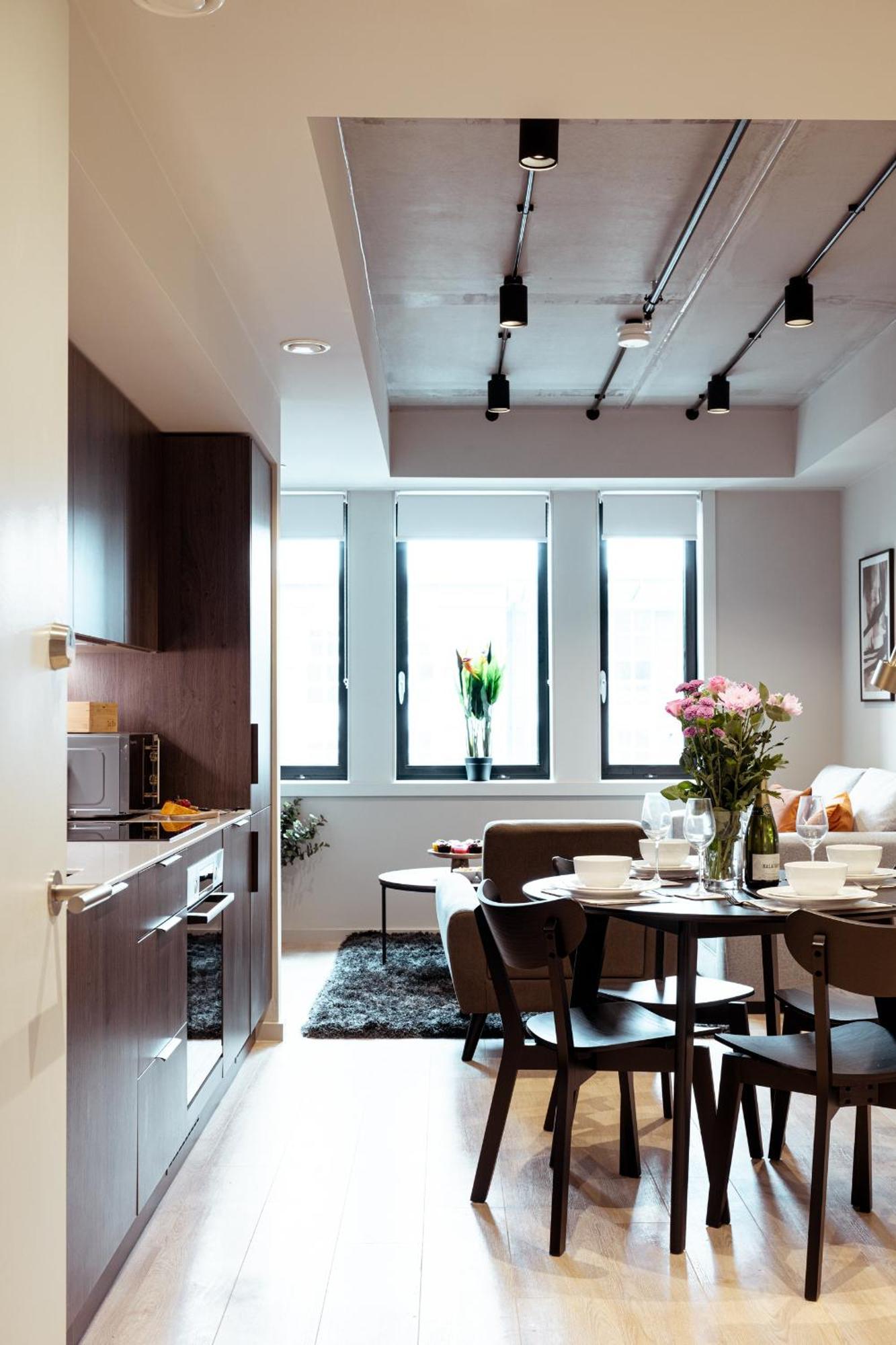 Luxury Pad Wifi Rooftop Garden Family Workers *