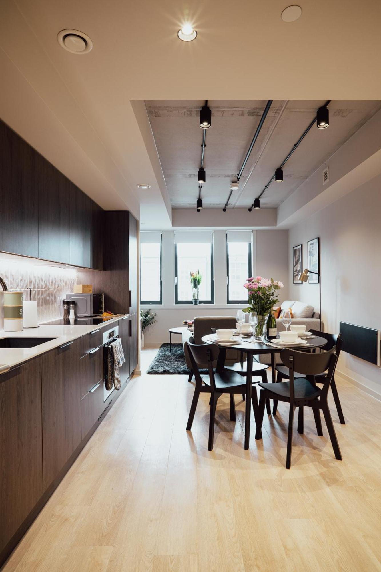 Luxury Pad Wifi Rooftop Garden Family Workers